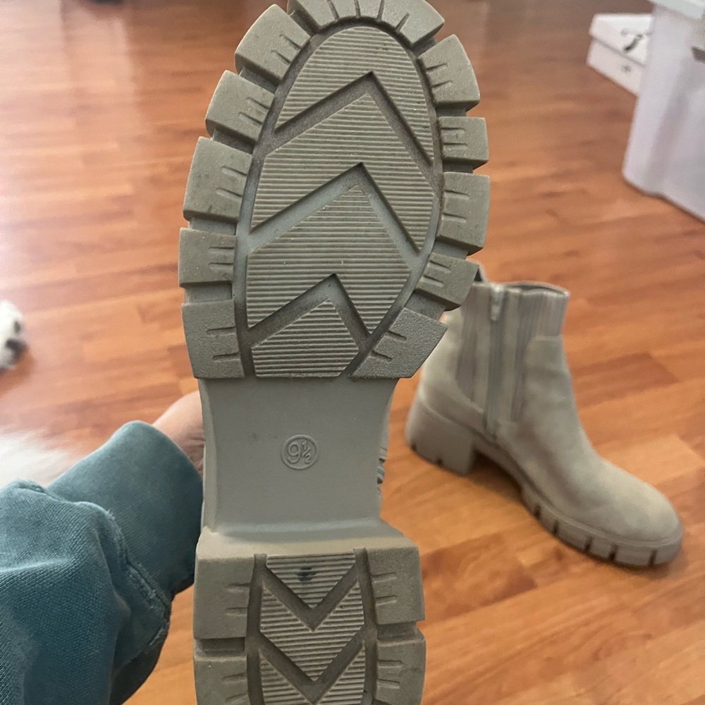 Universal Thread Boots - image 3